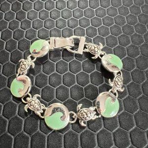 Turtle Wave Bracelet Mint Green Made of Sterling Silver